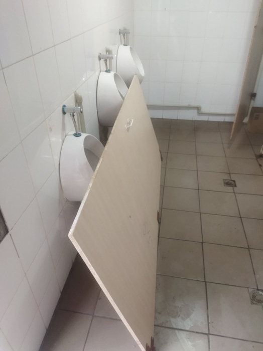 Виламані двері у вбиральні