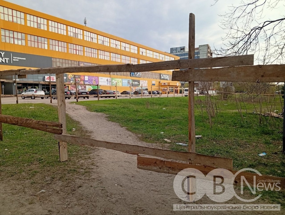 Обгорожена парканом ділянка в Кропивницькому