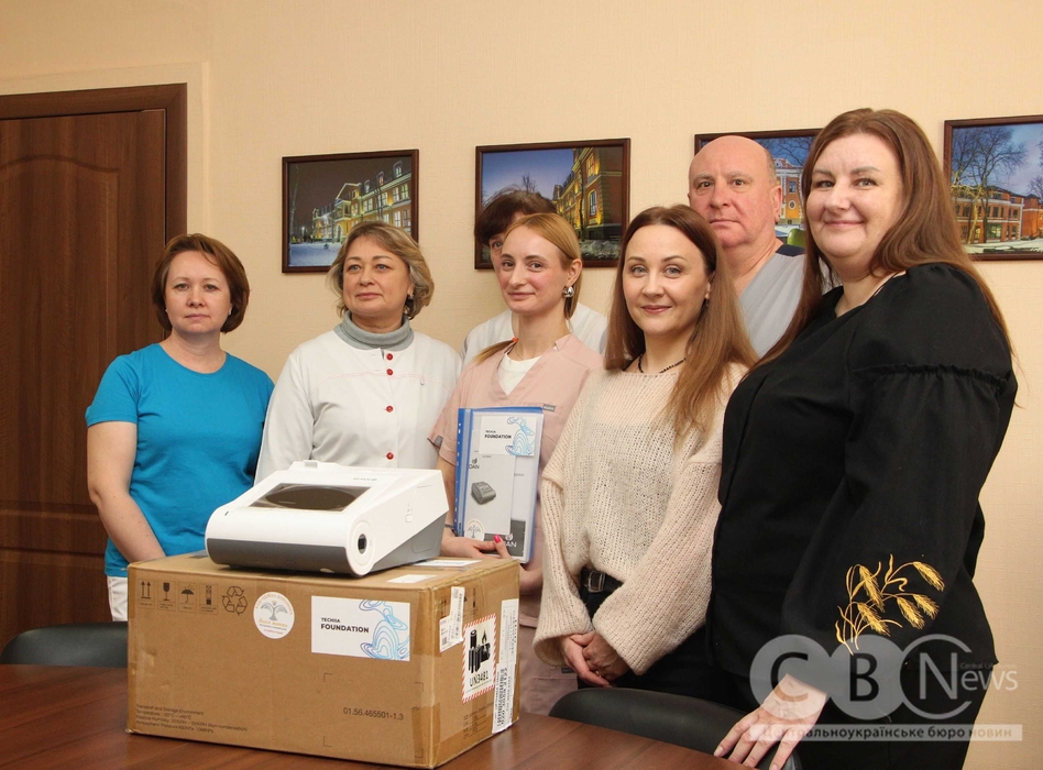 Медики та благодійники під час передачі, серед них Ольга Присяжнюк