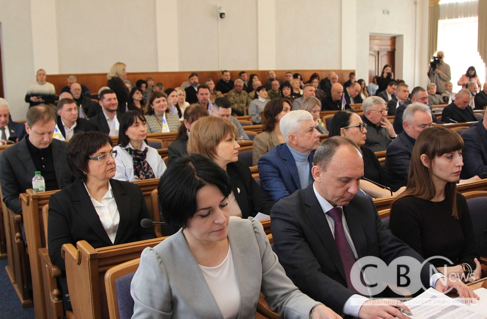 Депутати сидять у сесійній залі