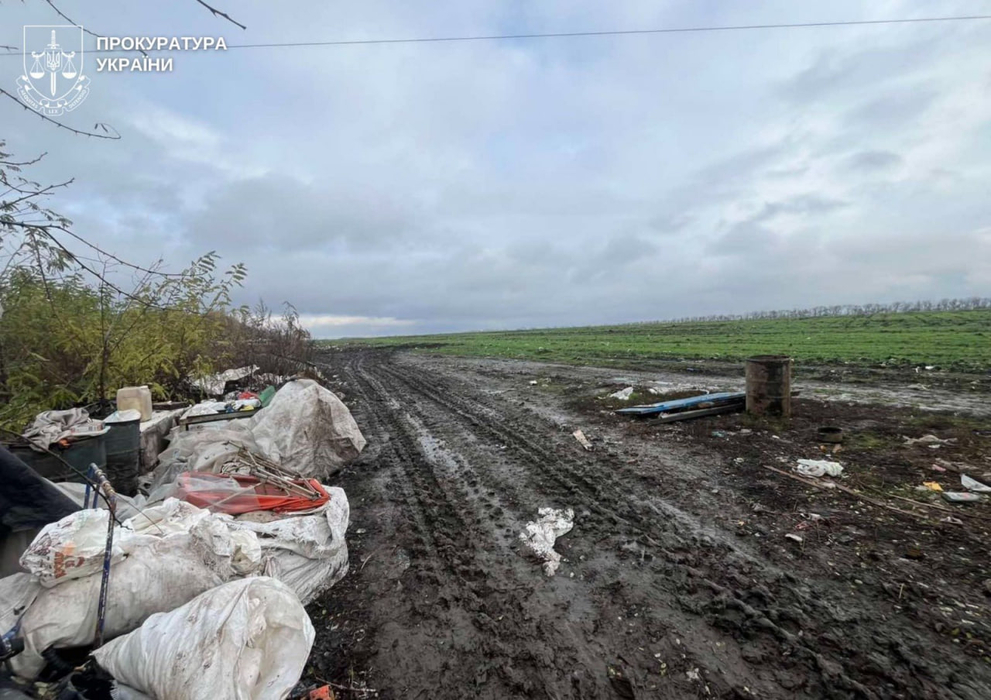 Сміття, що лежить поблизу польової дороги на Знам'янському звалищі
