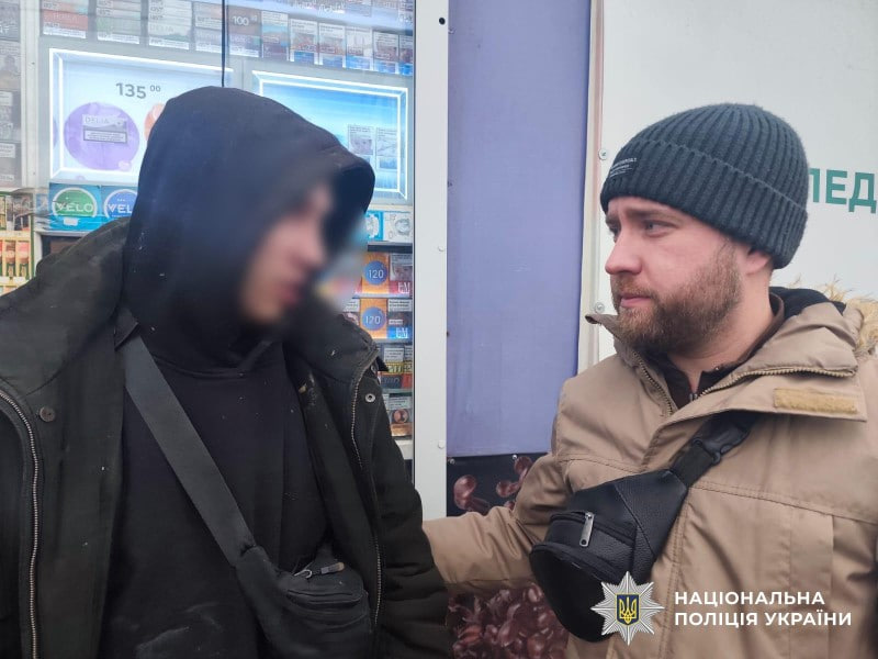 У Кропивницькому поліцейський зупинив чоловіка, який викрав у дитини телефон та намагався втекти.