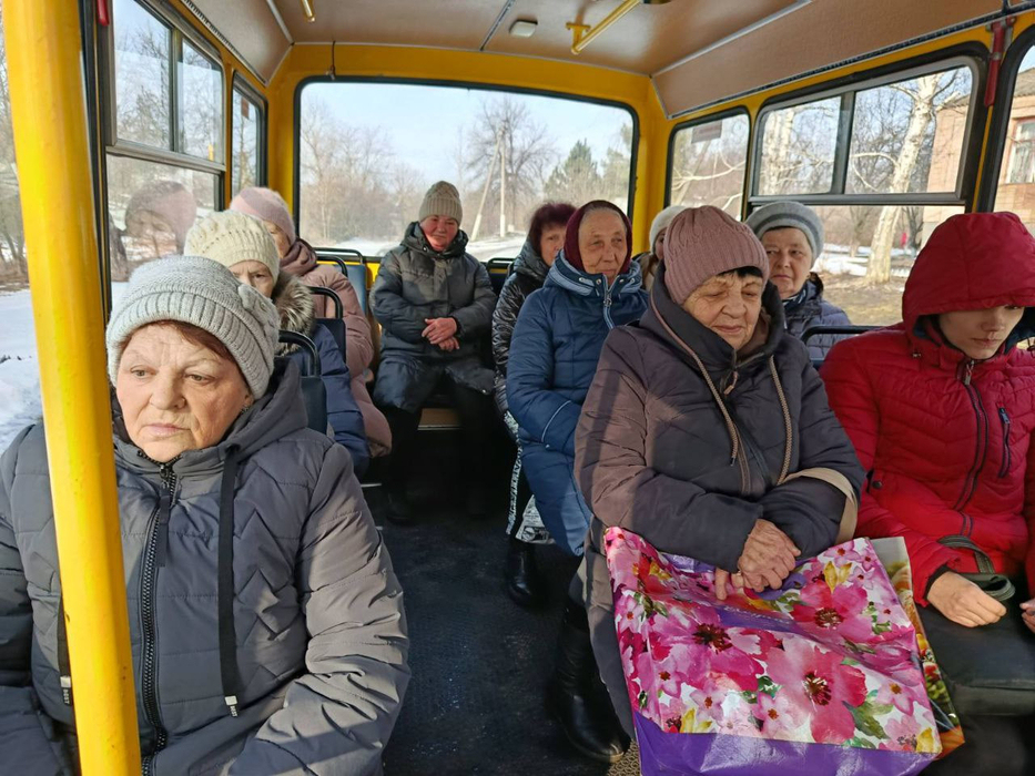 Фото людей, які сидять у соціальному автобусі