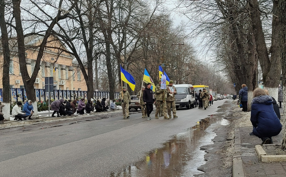 Колона процесії прощання у Олександрівській громаді