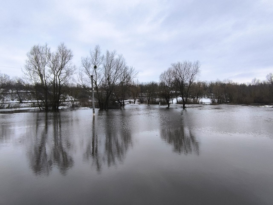 Затоплена ділянка дороги між селами