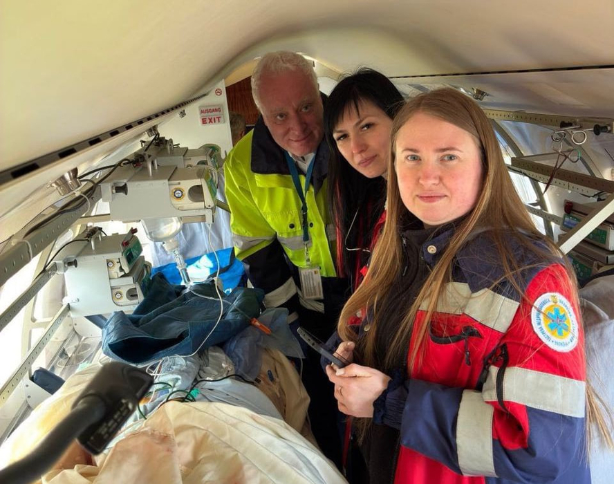 Медики екстренки з іноземним представником медичної служби