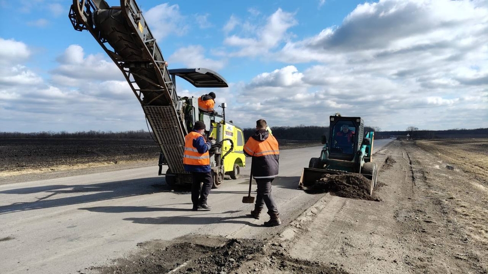Дорожники ремонтують трасу на Кіровоградщині