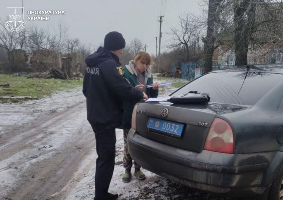 Поліцейський затримує матір померлого немовляти