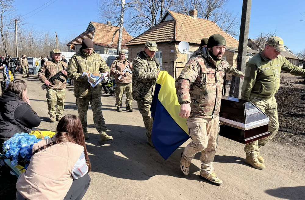 Військові несуть труну із загиблим Ростиславом Горбатенком