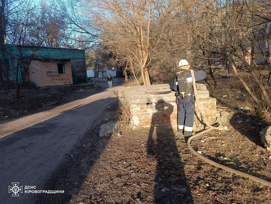 Рятувальники гасять пожежу теплотраси у Кропивницькому