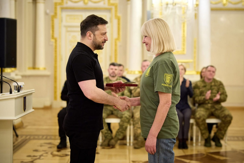 Володимир Зеленський вручає медаль Ліні Фокіній