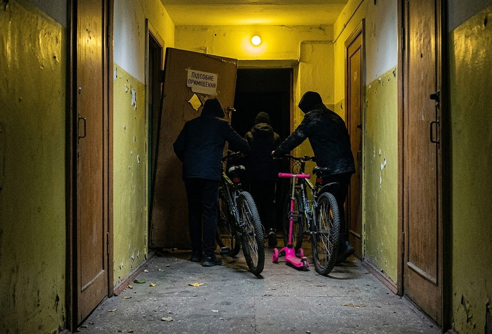 Ілюстративне зображення підлітків, які крадуть велосипеди та самокат