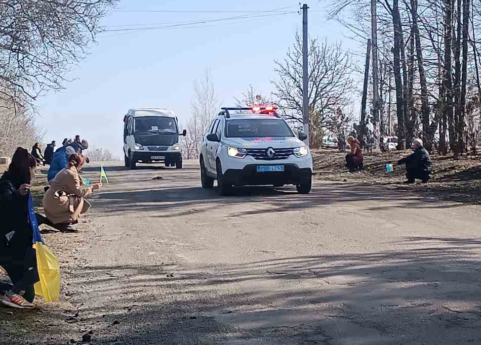 Колона поховальної процесії на прощанні з Романом Торбенком
