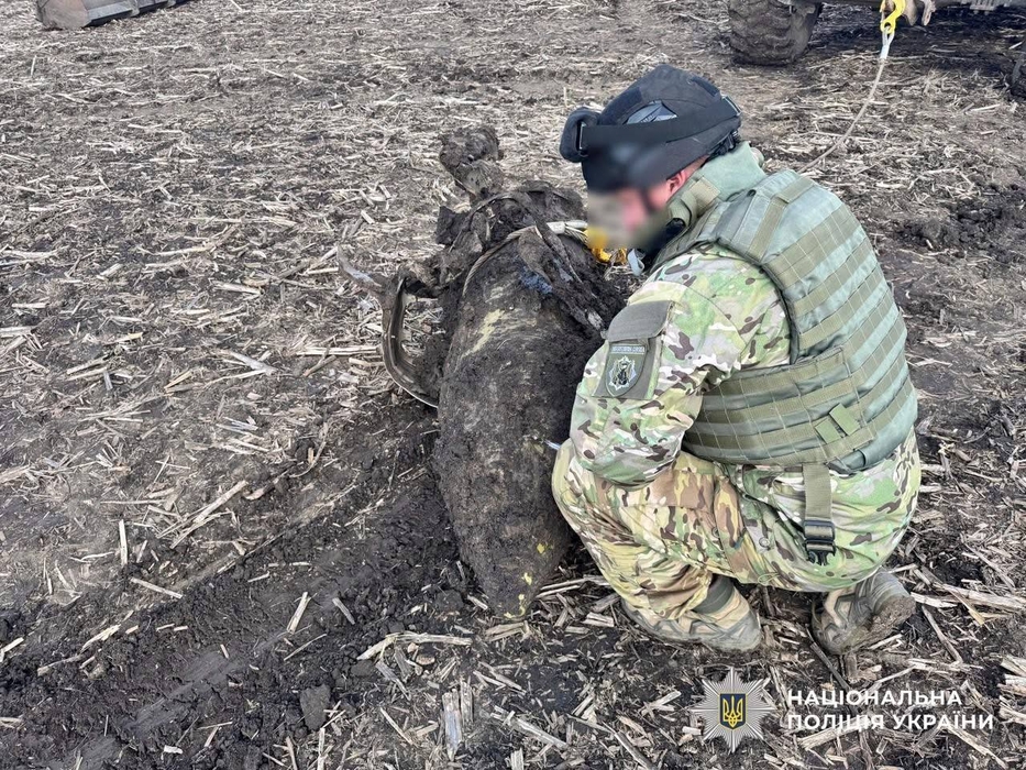 Вибухотехнік поліції сидить поруч з бойовою частиною ракети