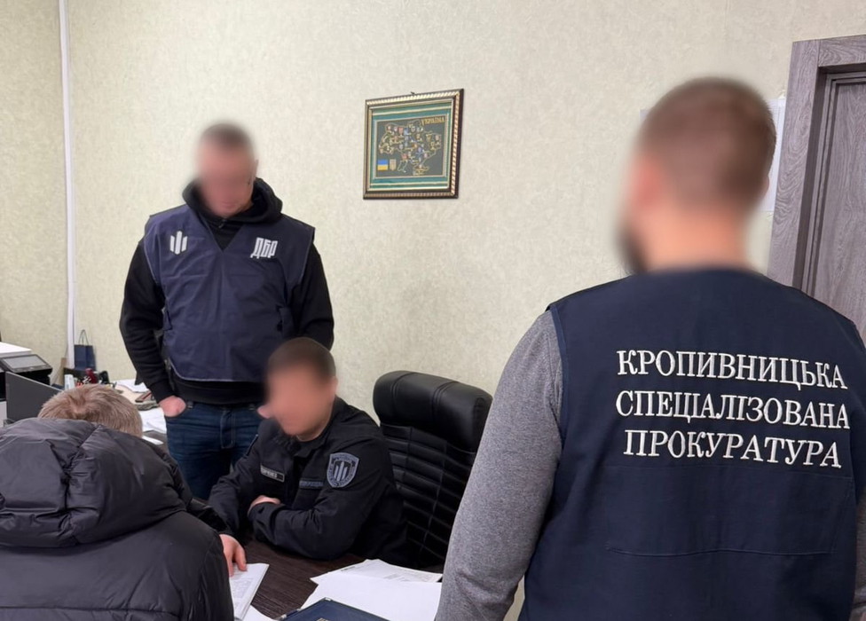 Правоохоронці та обвинувачений у кабінеті