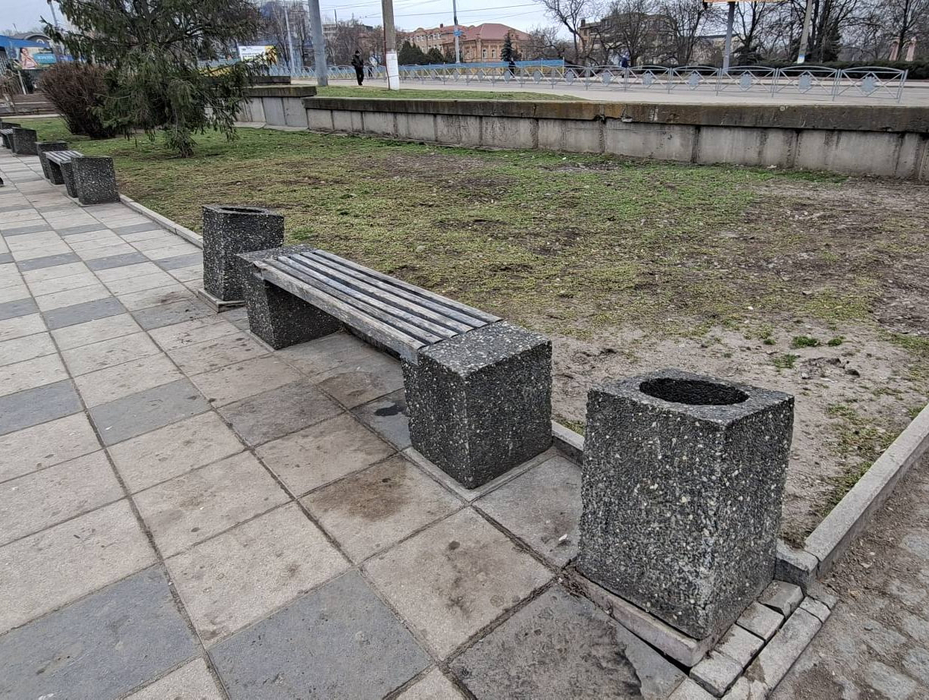 Лавка та пошкоджені урни на набережній