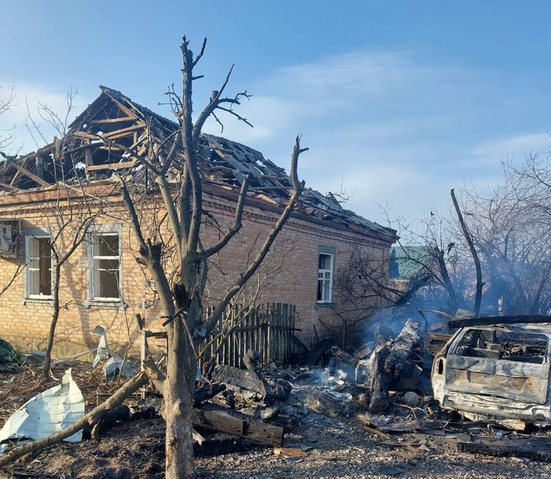 Зруйнований обстрілом будинок та автівка