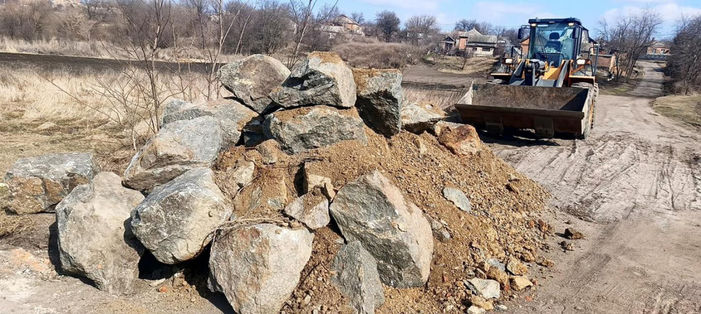 Конструкційні матеріали та ремонтна техніка стоять на містку