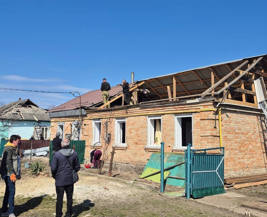 Волонтери та місцеві жителі ремонтують пошкоджений дах будинку