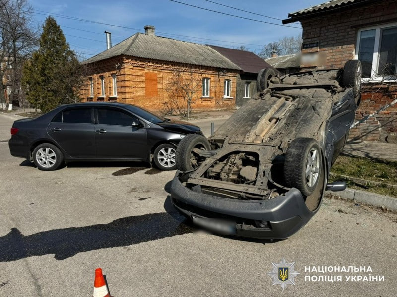 Перекинута автівка на перехресті у Кропивницькому