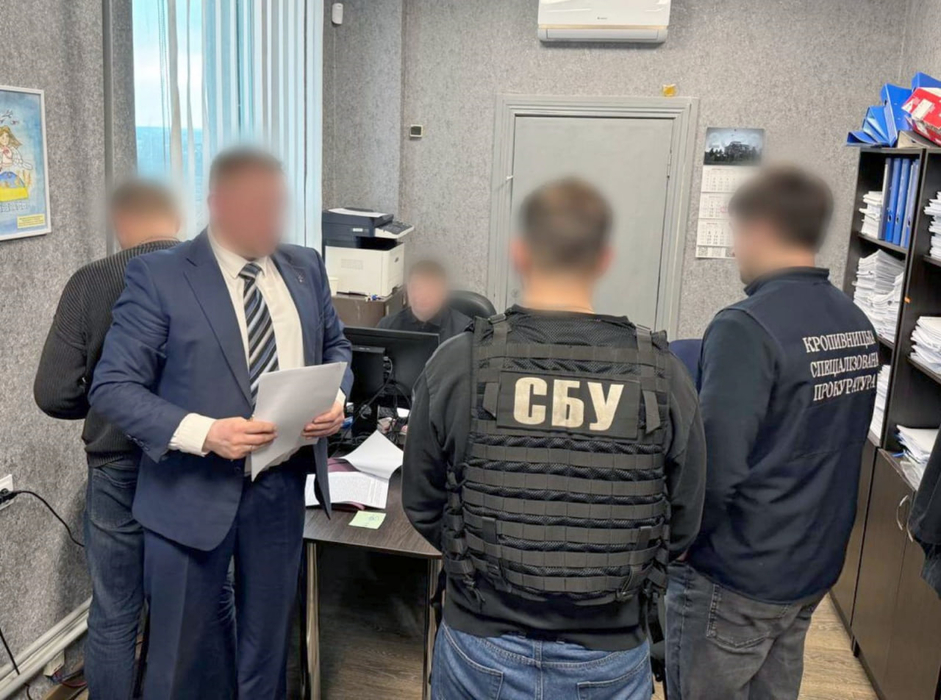 Оперативники СБУ та правоохоронці під час оголошення підозри у кабінеті