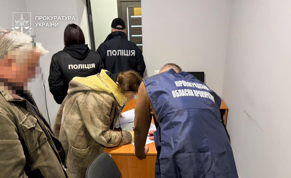 Підприємиця під час перевірки правоохоронців у своєму кабінеті