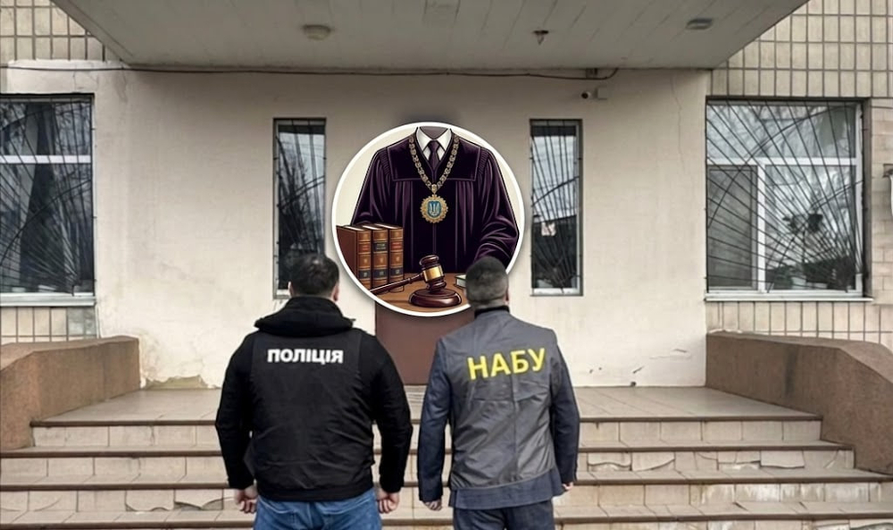 правоохоронці на вході до адмінбудівлі