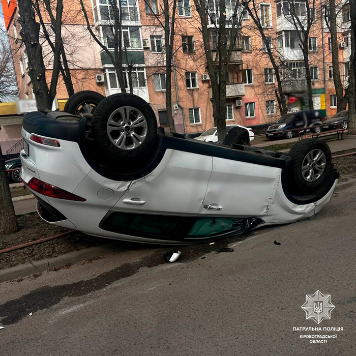 Перекинута автівка на бульварі Студентському