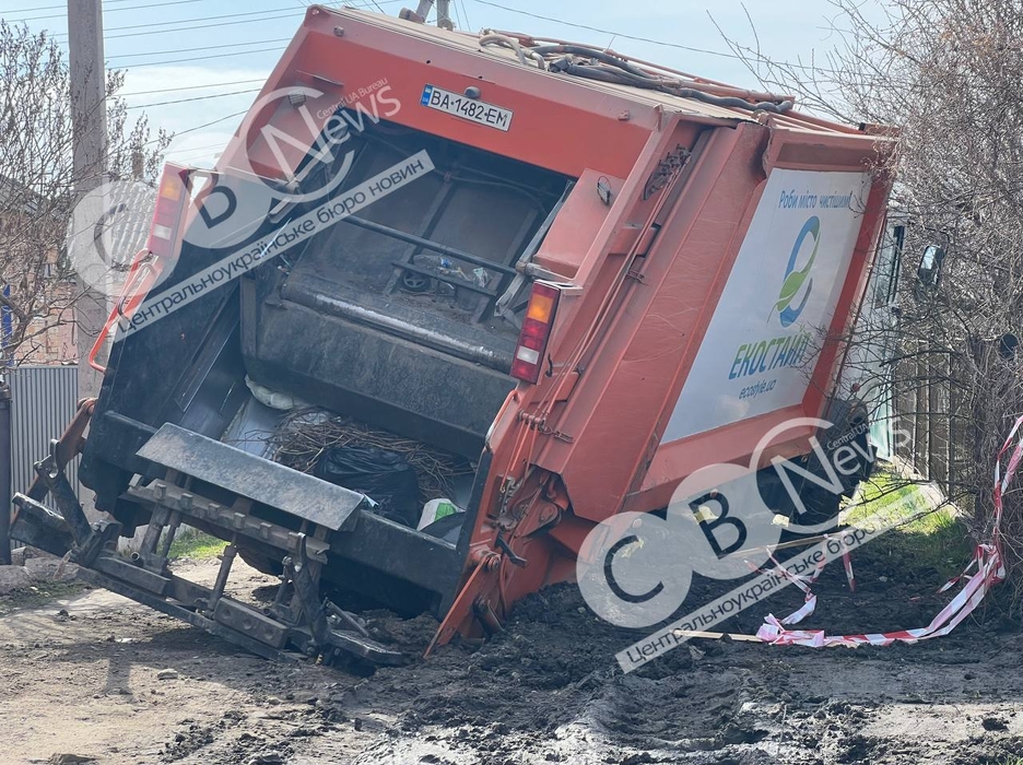 Застряглий сміттєвоз на вулиці Кропивницького