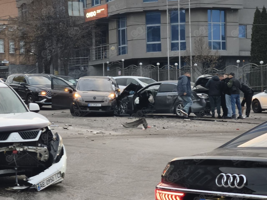 Розтрощені автівки у Кропивницькому