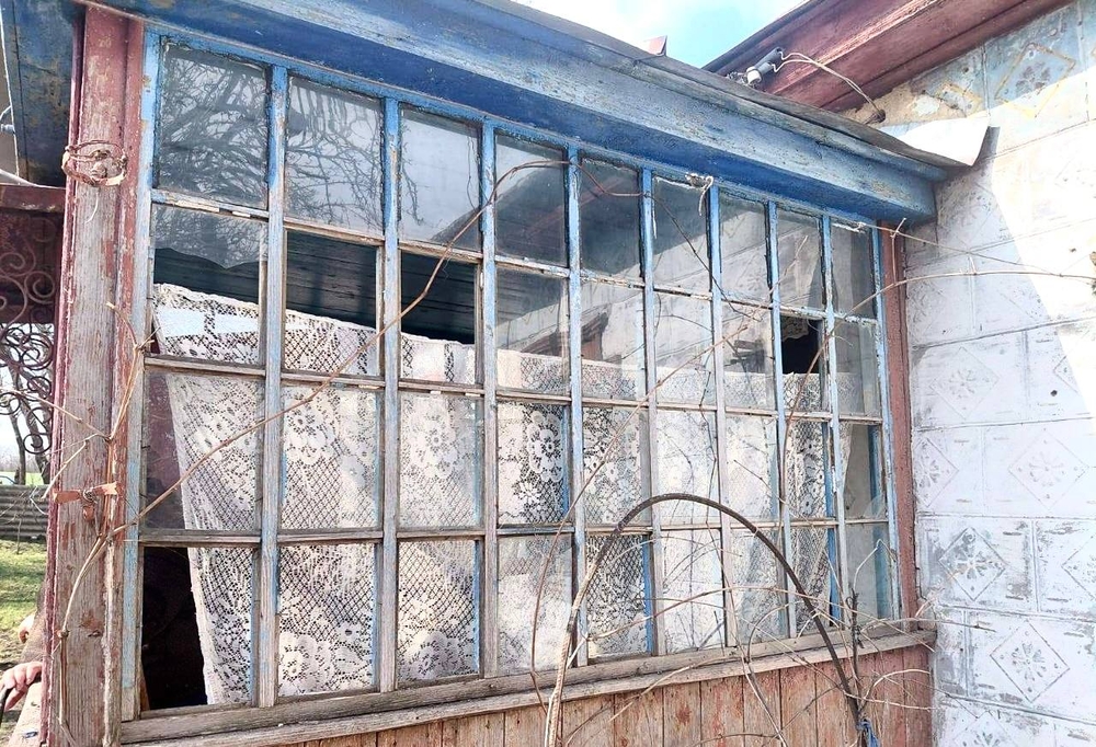 Пошкоджені обстрілом вікна будинку