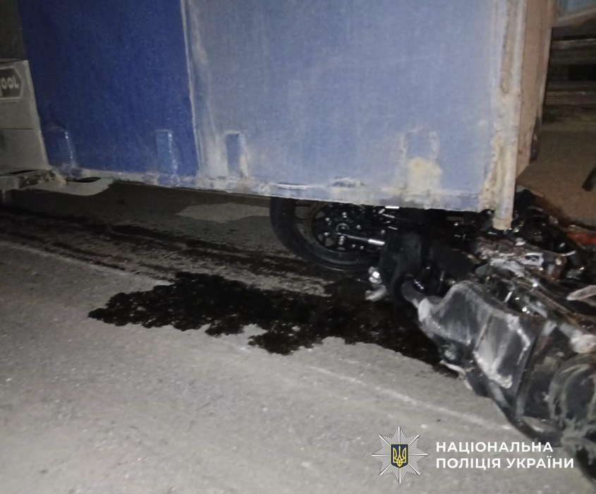 Мотоцикл під вантажівкою