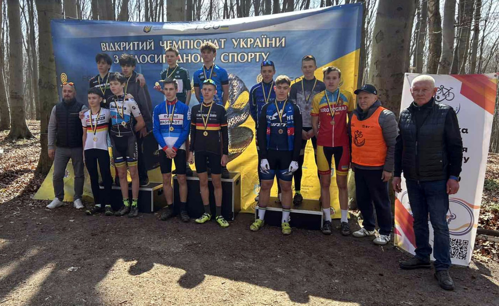 Учасники велозмагань на подіумі