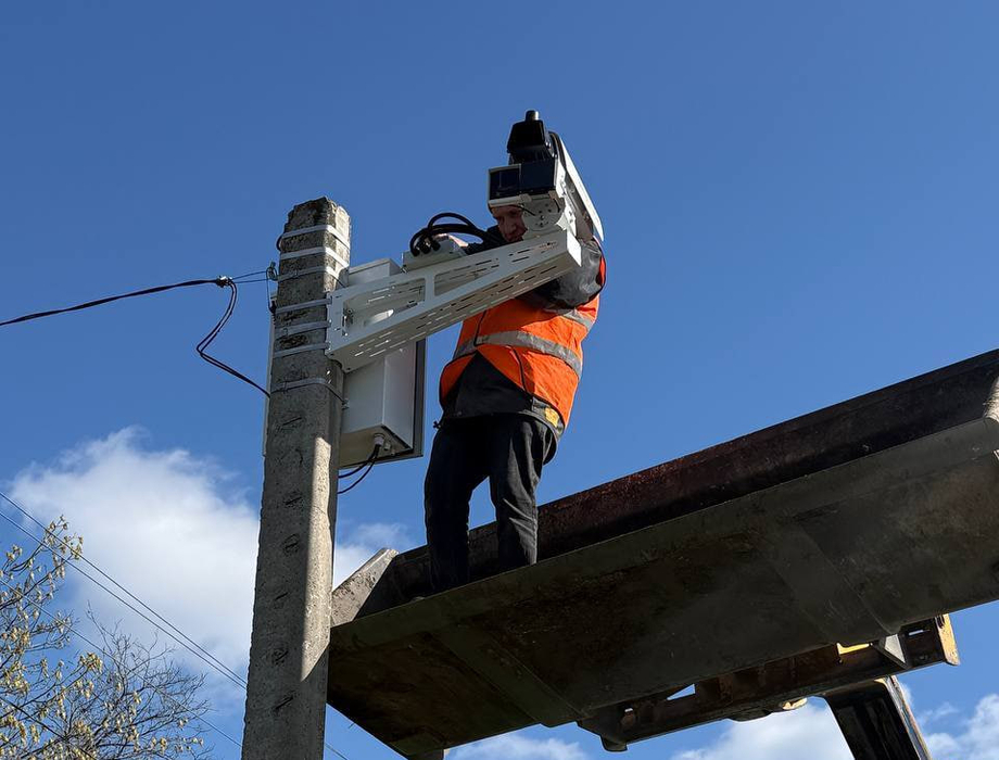 Комунальник встановлює камеру фіксації швидкості