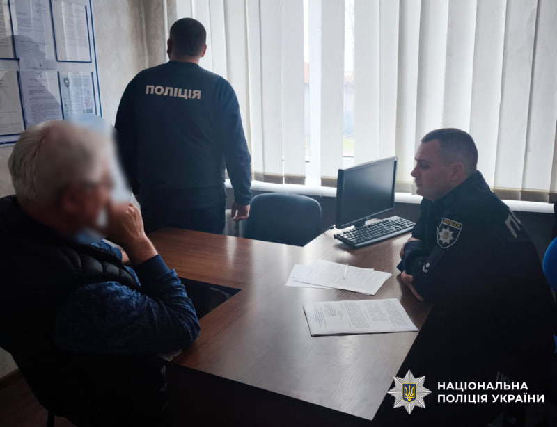 Підозрюваний посадовець Світловодської міськради сидить з правоохоронцями у кабінеті