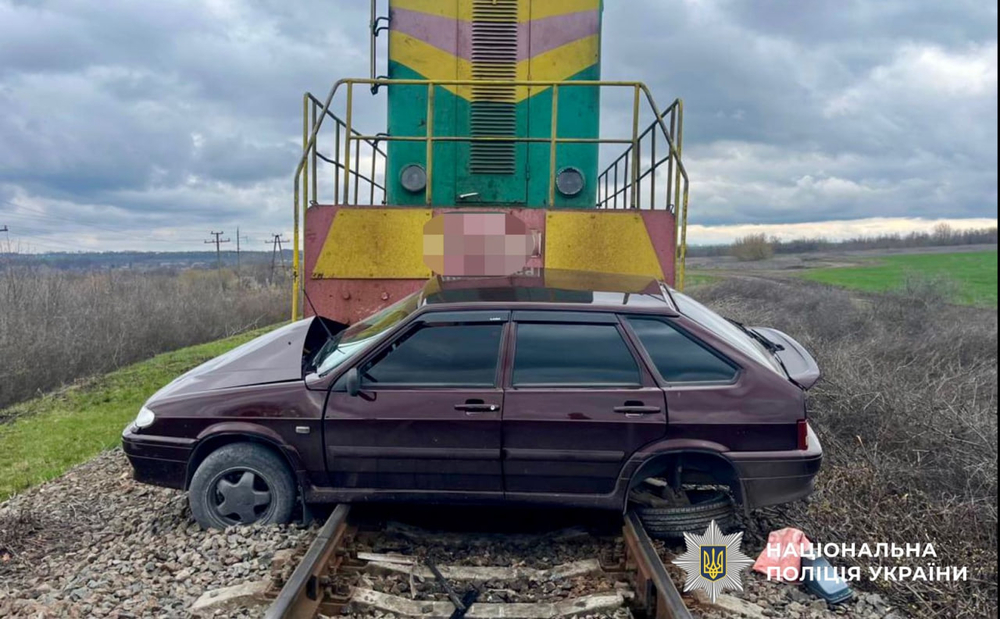 Поїзд взірався в автомобіль