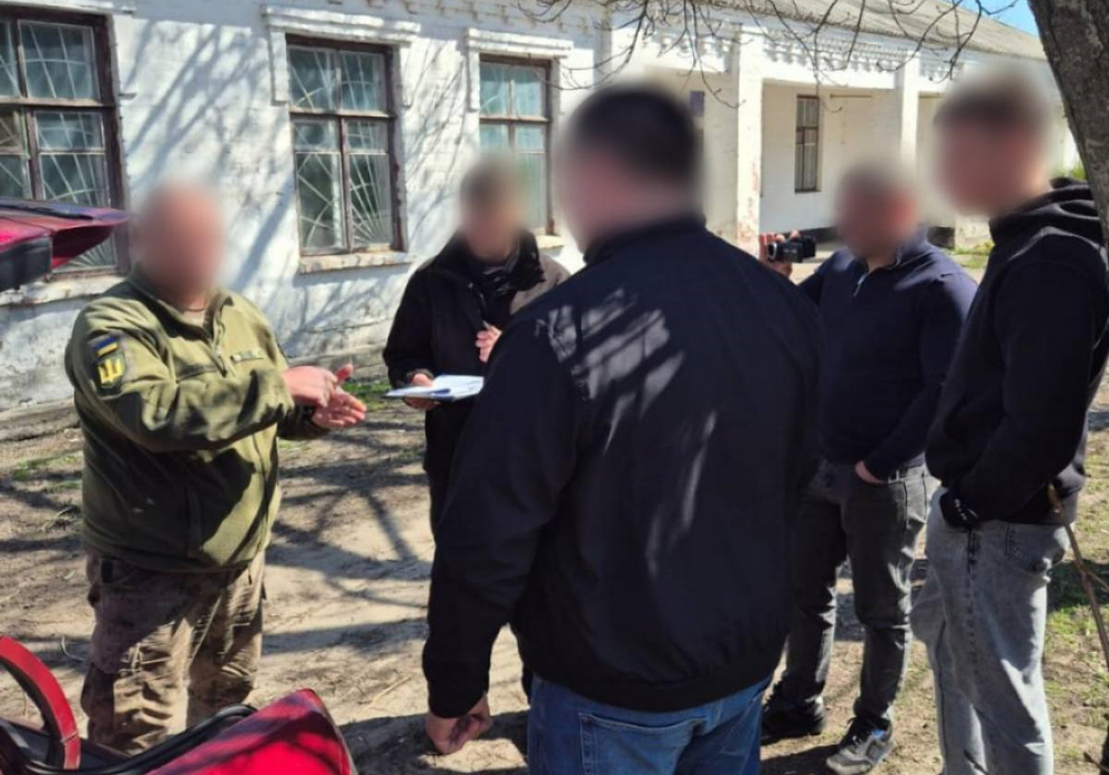 Правоохоронці та підозрюваний працівник ТЦК