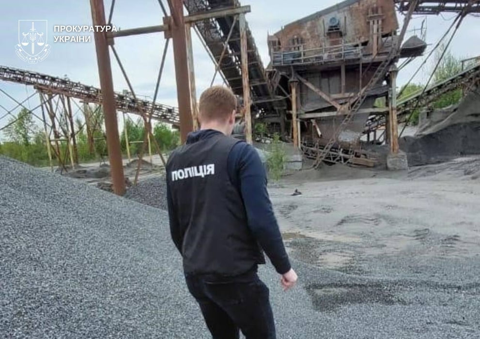 Правоохоронець на місці незаконного видобутку копалин