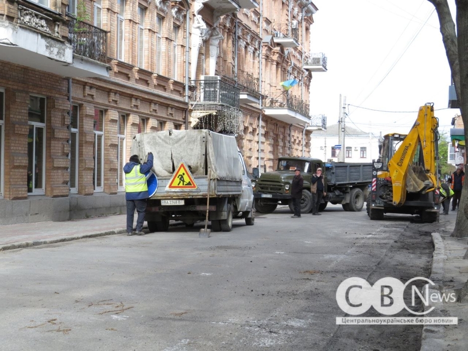 Комунальники ремонтують дорогу на вулиці Гоголя у Кропивницькому