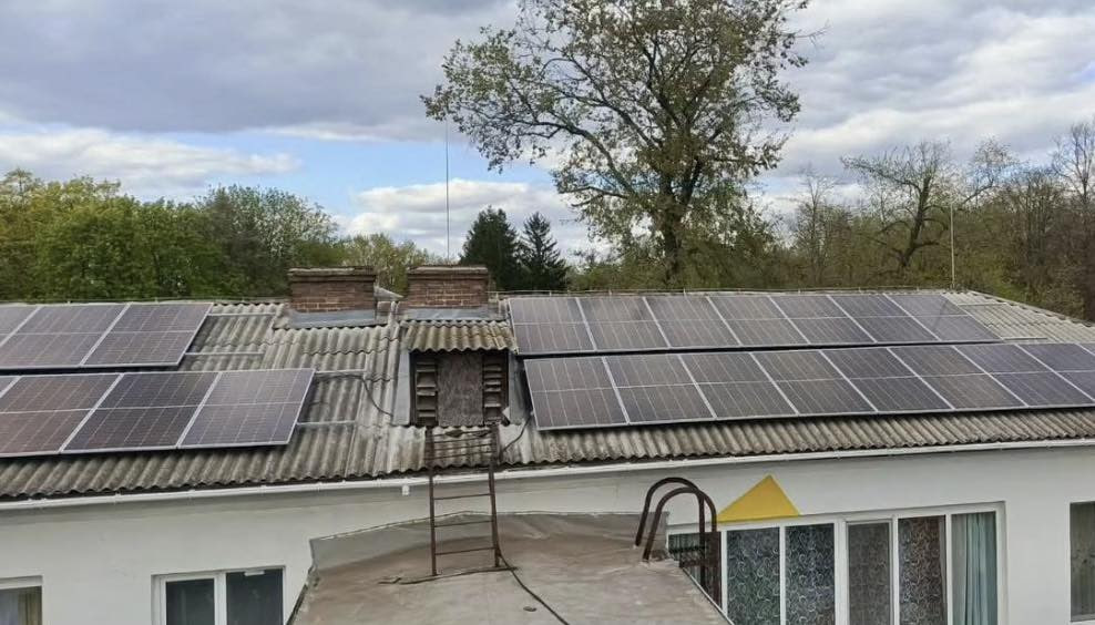 Дах дитсадка з сонячними панелями