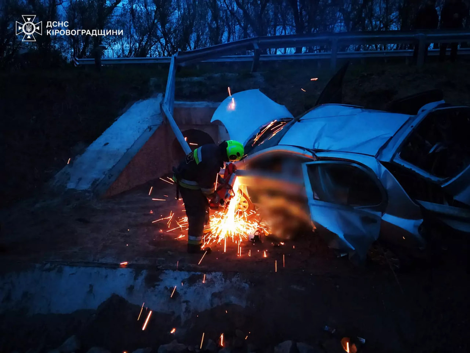 Рятувальники розпилюють понівечену в ДТП автівку