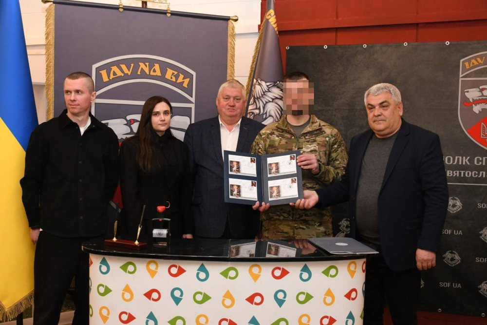 Представники 3 полку ССО та обласної ради під час спецпогашення марки