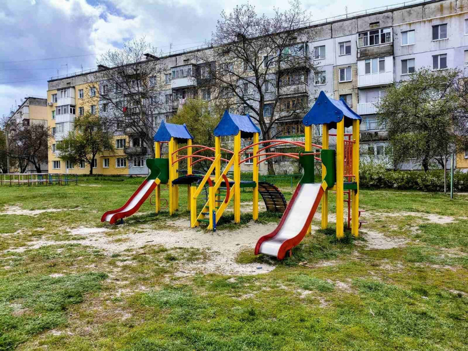 Пофарбований дитячий майданчик на селищі Нове