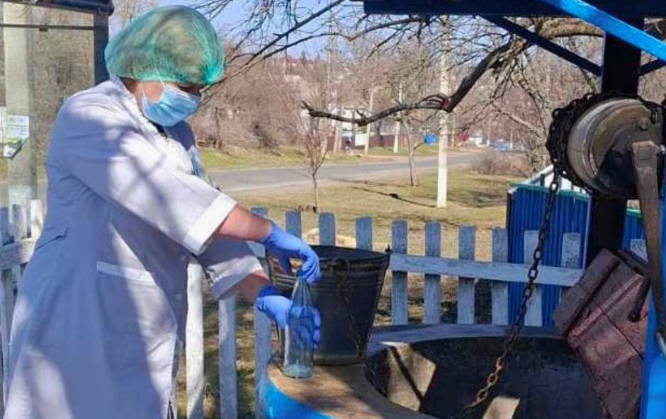 Фахівчиня ЦКПХ бере зразок води з криниці у Суботцях