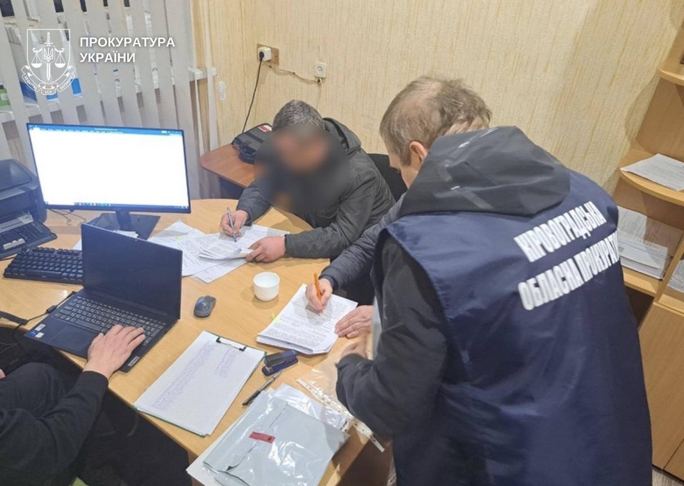 Роман Домбровський у супроводі правоохоронців під час затримання