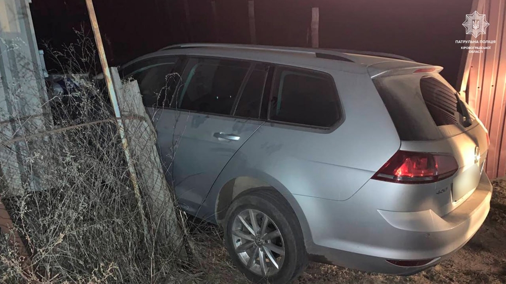 Автівка врізалася в паркан