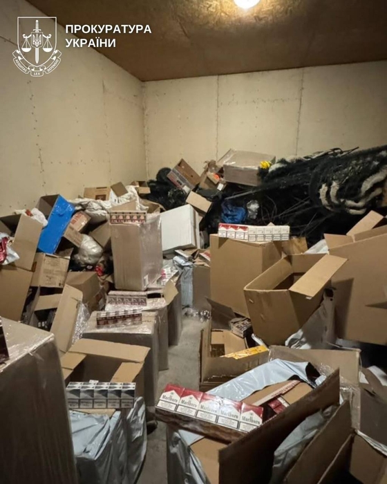 Коробки з контрафактними цигарками