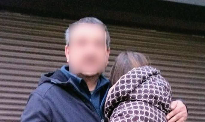 Батько обіймає доньку