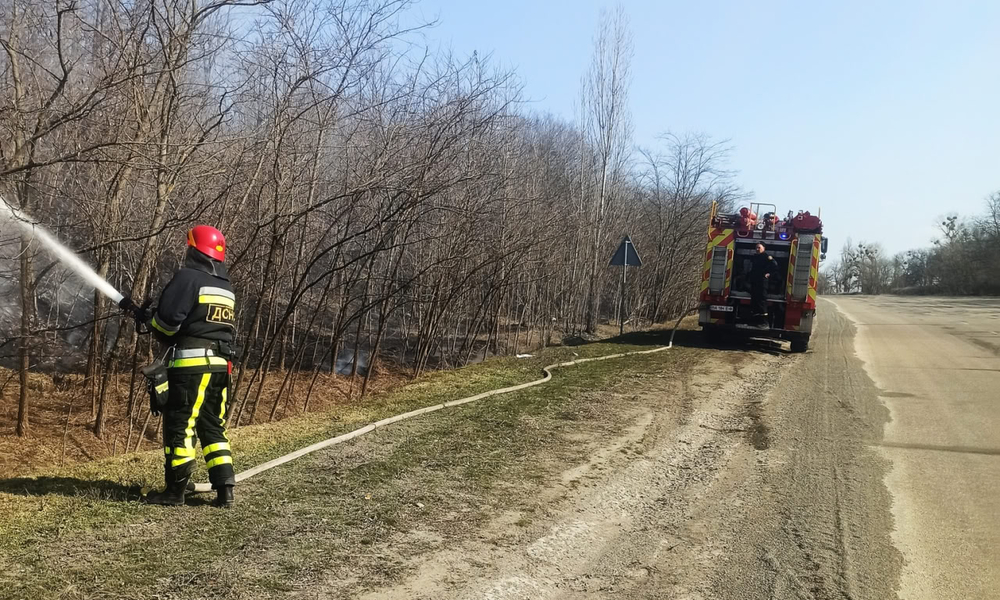 Пожежник гасить займання