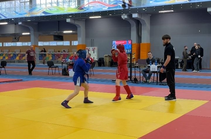 Двоє самбістів змагаються на чемпіонаті